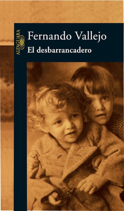 Fernando Vallejo confiesa que no es novelista de tercera persona. “No sé qué piensan mis personajes”, dice. Por eso, cuando contó en esta novela la agonía de su hermano, enfermo de sida, y el desprecio hacia una madre a la que llama La Loca, los colombianos encontraron en estos personajes un epitafio para su país. / ANA MARCOS