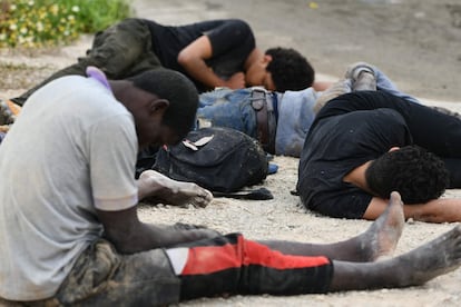 Um grupo de imigrantes descansa após chegar nadando a Ceuta, na Espanha, nesta terça-feira.