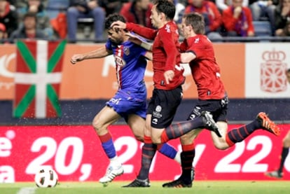 Diego Costa conduce el balón perseguido por Lolo y Monreal.