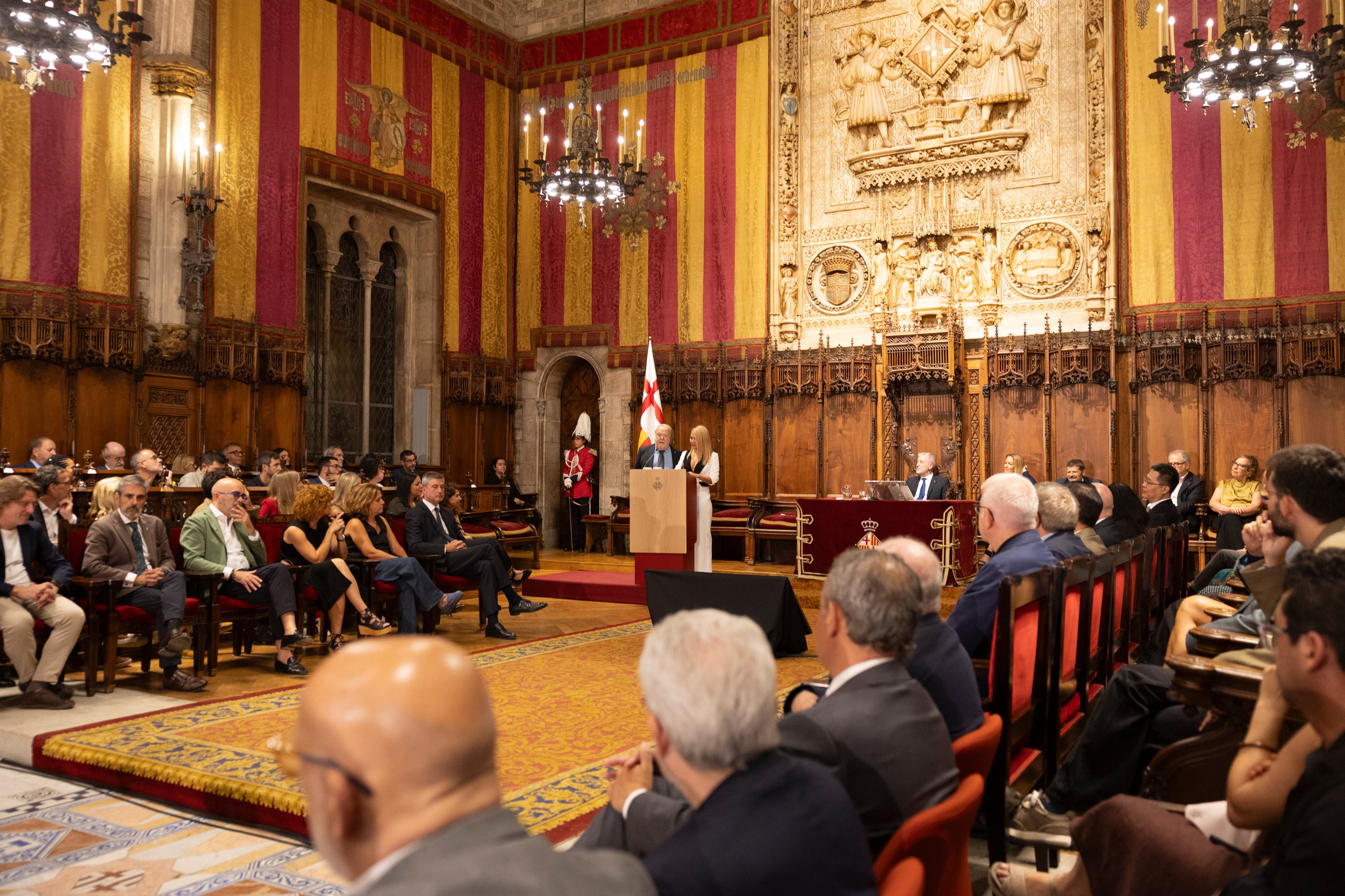 El maestro bodeguero Antoni Falgueras, pregonero de La Mercè 2026, junto a su hija, Meritxell Falgueras, en el Saló de Cent del Ayuntamiento de Barcelona.