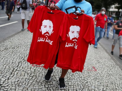 Camisetas com imagem de Lula são vendidas em protesto contra Jair Bolsonaro, no Rio, em 19 de junho.