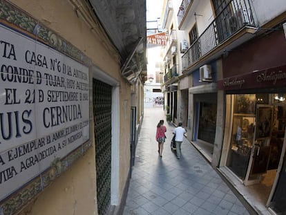 Azulejo conmemorativo en la casa natal de Luis Cernuda.