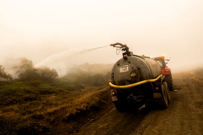 Un tractor equipado con una cisterna asiste en las tareas de extinción del incendio en los Picos de Europa, en el puerto de Pandetrave entre Tierra de la Reina y Valdeón, en León, el pasado 18 de agosto.