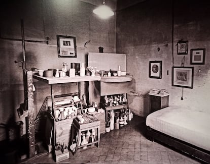 Estudio de Giorgio Morandi en la Via Fondazza de Bolonia, en 1980, reproducida a gran escala en la exposición de Barcelona.