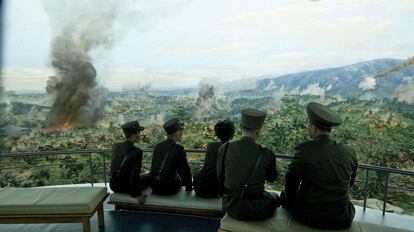Soldados asisten a una recreación de la guerra de Corea (1950-1953) en el Museo de la Victoria de la Liberación de la Patria.