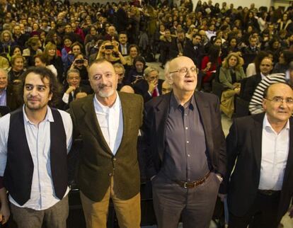 Los escritores Pedro Feij&oacute;o, P&eacute;rez Reverte y Petros M&aacute;rkaris junto al director del instituto Ubaldo Rueda 