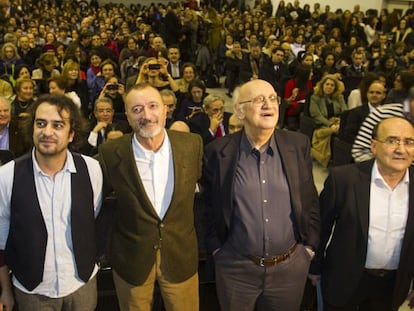 Los escritores Pedro Feij&oacute;o, P&eacute;rez Reverte y Petros M&aacute;rkaris junto al director del instituto Ubaldo Rueda 