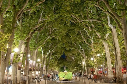 El Cours Mirabeau, en Aix-en-Provence, y su fuente de los nueve caños.