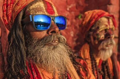 Dos santones o shadús en un templo del norte de India.