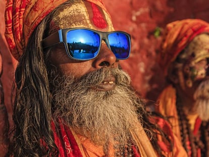 Dos santones o shadús en un templo del norte de India.