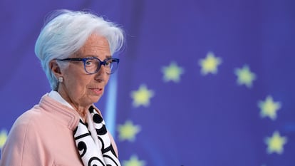La presidenta del BCE, Christine Lagarde, interviene en la rueda de prensa tras el Consejo de Gobierno celebrado en abril.  
