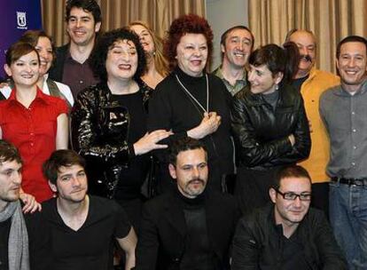 María Asquerino, en el centro, rodeada de compañeros actores.