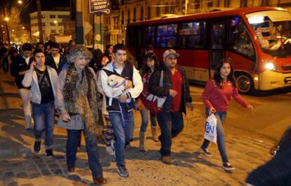 Chilenos caminham para zonas mais elevadas da cidade de Valpara&iacute;so devido ao alerta de tsunami.
 
 