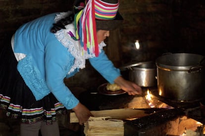 Vecinos preparan alimentos para ofrecer a los turistas que visitan la laguna de Chinancocha. Desde que comenzó este proyecto turístico de desarrollo sostenible en en Parque de Huascarán, el número de visitantes se ha multiplicado y supera los 120.000 anuales.