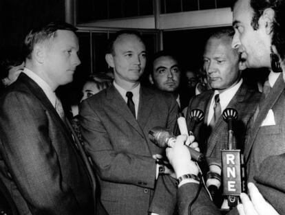 Michael Collins, un estadounidense nacido en Roma (Italia) en 1931, fue uno de los 14 hombres que en 1963 superaron la criba para ser astronautas del programa Apolo. En la imagen, los astronautas del Apolo 11 Edwin Aldrin, Michael Collins y Neil Armstrong entrevistados por los periodistas el 6 de octubre de 1969 en Madrid.