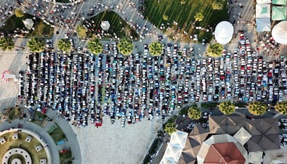 Vista aérea durante los rezos en la plaza de Kavaja (Albania) durante el festival Eid al-Adha. 