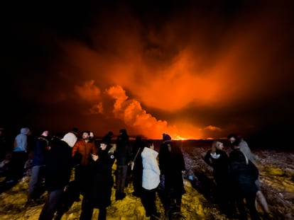Residentes observan la erupción del volcán, en la madrugada del martes.