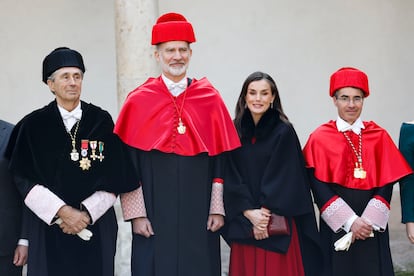 De izquierda a derecha, el rector de la Universidad de Alcalá, José Vicente Saz Pérez, Felipe VI,  la reina Letizia y el catedrático de Ciencias Jurídicas, Miguel Rodríguez Blanco, que ha ejercido como el padrino del Rey.