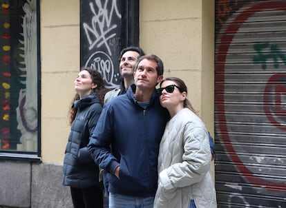 Grupa ludzi patrzy na koncert Leo Rizzi z balkonu Pez Street, w Madrycie, w niedzielę 13 kwietnia 2025 r.