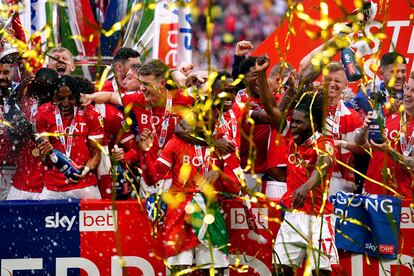 Los jugadores del Nottingham Forest celebran el ascenso a Primera.