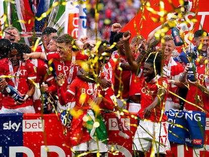 Los jugadores del Nottingham Forest celebran el ascenso a Primera.