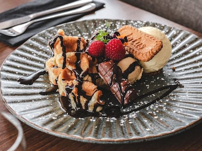 Una tarta con helado de vainilla, Kinder Bueno, galletas Lotus, sirope de chocolate y fruta.