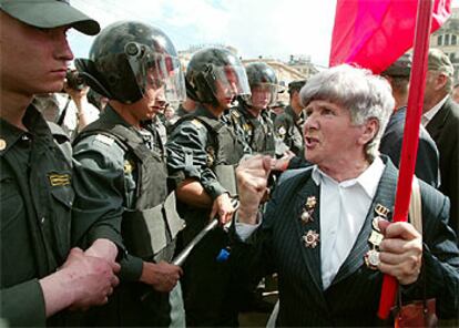 Una pensionista rusa grita a la policía durante la protesta ante la Duma de Moscú.