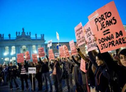 Protesta contra la violencia machista en Italia. "Mujer en vaqueros, mujer violada", dice la primera pancarta.