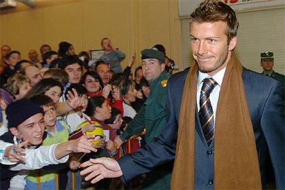 Beckham, aclamado por numerosos aficionados a su llegada el sábado pasadoal aeropuerto de Noaín, en Pamplona.