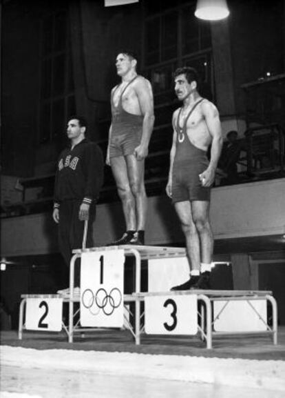 El sueco Viking Palm en el podio de los Juegos Olímpicos de Helsinki´52, donde obtuvo el oro en lucha libre.