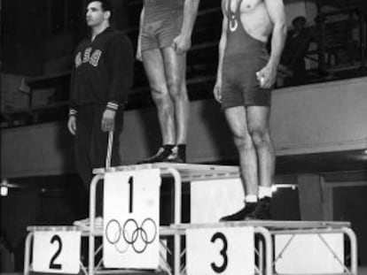 El sueco Viking Palm en el podio de los Juegos Olímpicos de Helsinki´52, donde obtuvo el oro en lucha libre.