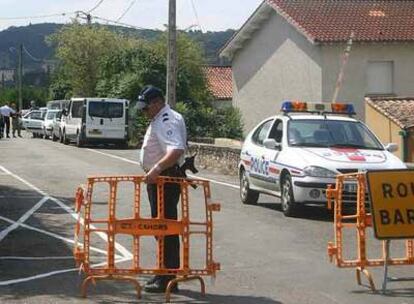 Un gendarme vigila en el exterior de la vivienda de Cahors (Francia) donde fueron detenidos los cuatro etarras.