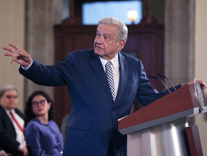 Andrés Manuel López Obrador, habla durante una rueda de prensa en el Palacio Nacional, el 19 de abril.