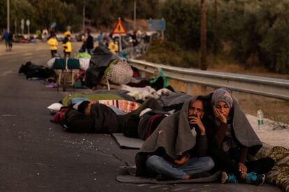 Migrantes acampan en una carretera próxima al campo de refugiados de Moria, un día después incendio, en la isla de Lesbos (Grecia).