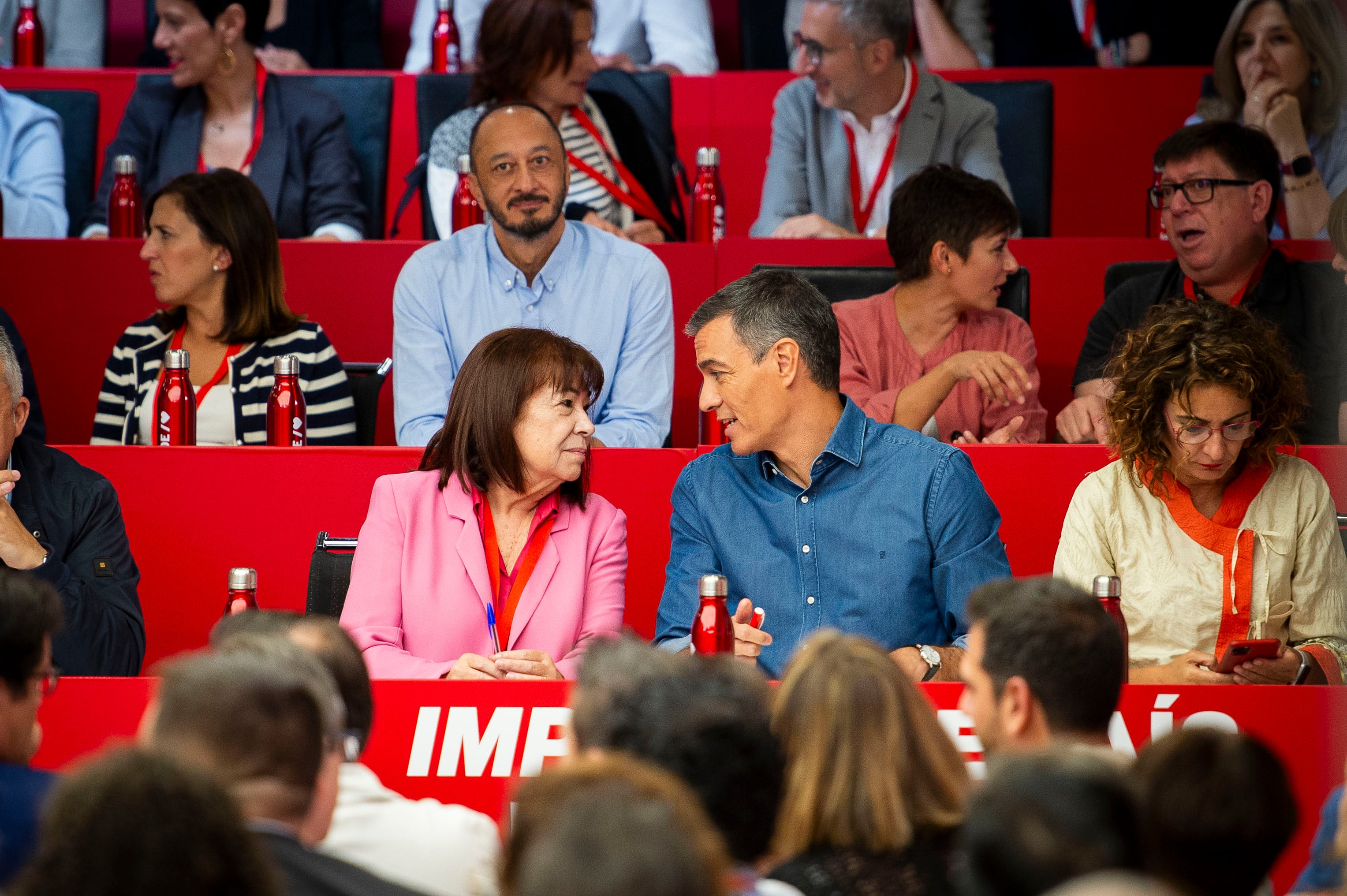 Cristina Narbona junto a Pedro Sánchez, este sábado en la sede del PSOE.