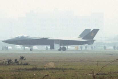 Imagen de un avión <i>J-20</i> chino tomada el pasado 7 de enero en  la provincia de Sichuan.