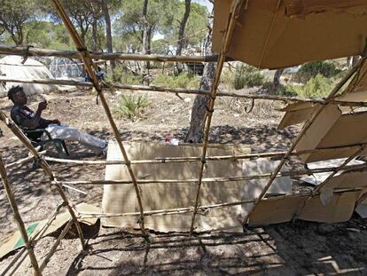 Un inmigrante de Mali, el pasado 7 de junio, sentado cerca de su chabola, en Moguer.