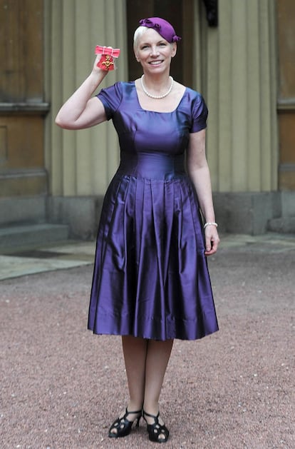 Lennox posa con su OBE (Orden del Imperio Británico) en el Palacio de Buckingham. La cantante recibió este reconocimiento por su lucha contra el Sida y la pobreza en África.