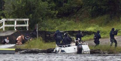 Un equipo de tiradores de la policía desembarca en Utoya mientras varios jóvenes se refugian durante el tiroteo,
el viernes.