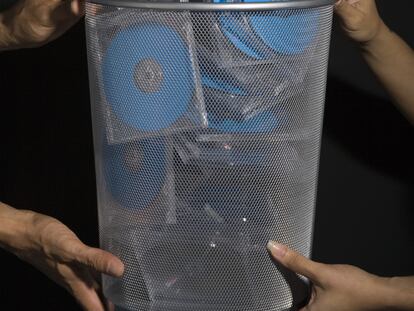 "Vivimos en época de hiperproductividad. Imposible controlar el flujo de casetes, vinilos, CD-R, vídeos caseros...".