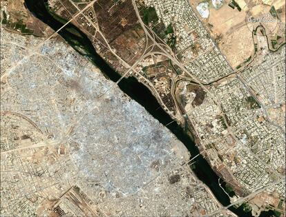 Imágen satélite proporcionada por DigitalGlobe que muestra la destrucción de la Ciudad Vieja de Mosul el 8 de julio de 2017.
