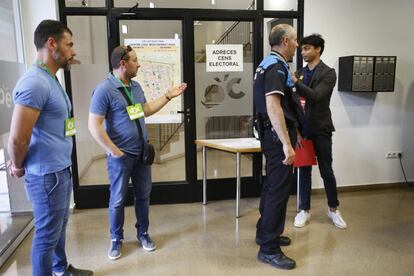 Discussió entre interventors de Vox i ERC al centre cívic Montserrat Roig de Terrassa.