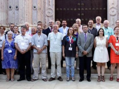 Miembros de la Plataforma Compromiso social por el Progreso ayer en el Parlamento andaluz.