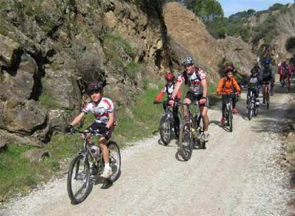 NIños en una excursión ciclista organizada por el Club Mammoth.