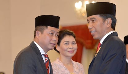 Widodo, a la derecha, saluda a su ministro de transportes, Ignasius Jonan, en Ykarta, en una foto de archivo.