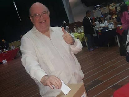 El diputado opositor Antonio Ecarri durante una votación en Venezuela.