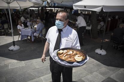 Un cambrer del resaturant Salamanca de la Barceloneta.