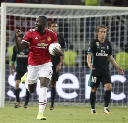 El delantero del Manchester United Romelu Lukaku celebra el gol marcado frente al Real Madrid, durante la final de la Supercopa de la UEFA que se juega hoy en el estadio Filip II de Macedonia.