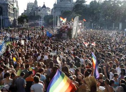 La manifestación del orgullo gay, a su paso por la plaza de Cibeles en Madrid.

 / s. s.