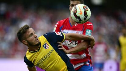 Saul pelea el bal&oacute;n con Ruben Perez